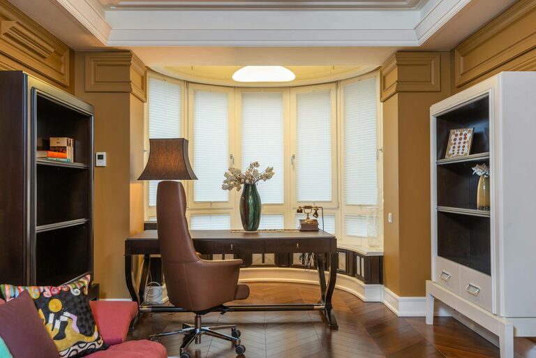 Jak stworzyć przytulną przestrzeń do pracy w domu: praktyczne wskazówki i pomysły